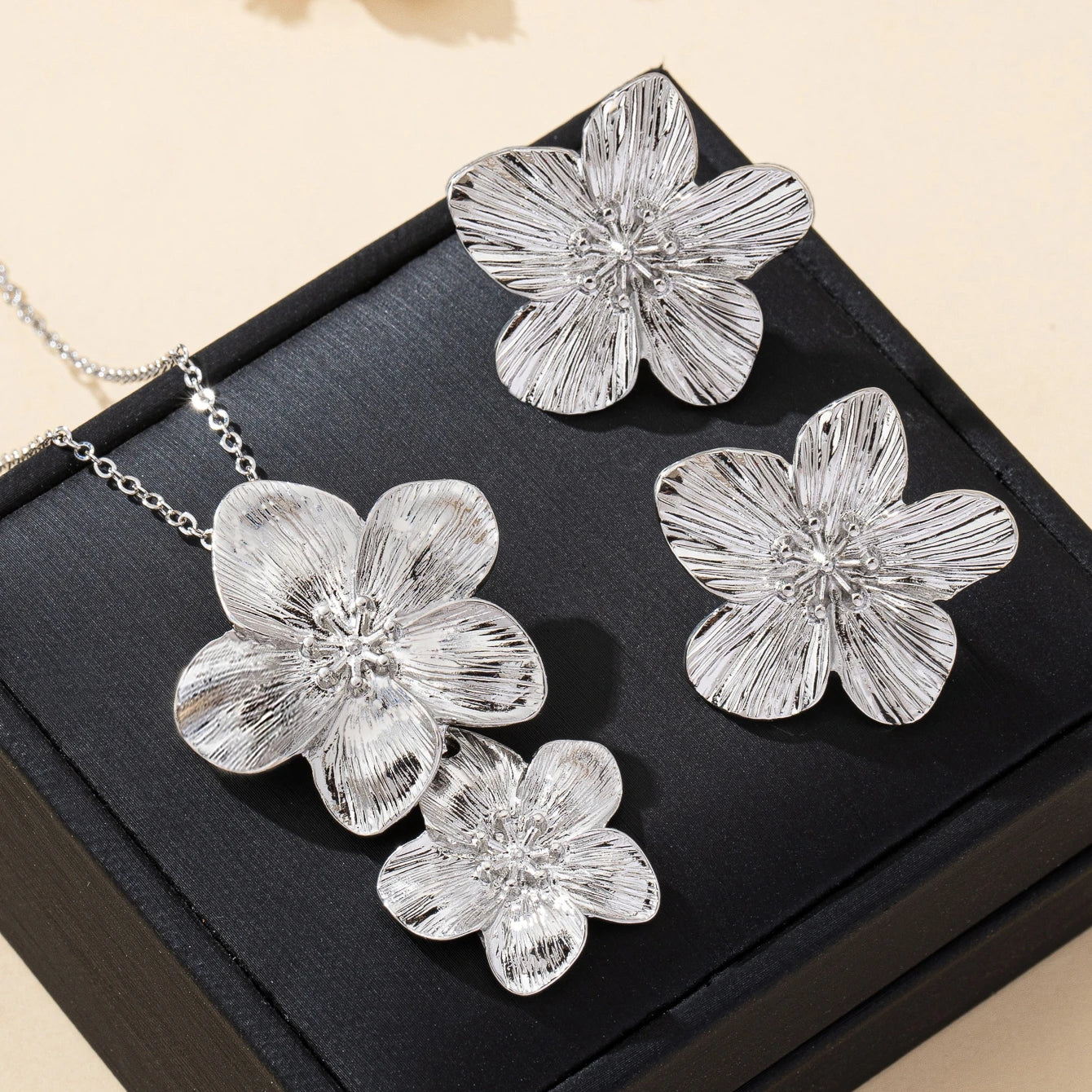 A Set of Women's Jewelry Set, Flower Necklace, Earrings, Simple Set, Suitable for Daily Wear and Gift Giving    Home Decor Supply | Online Retail | ShoreShopper.com